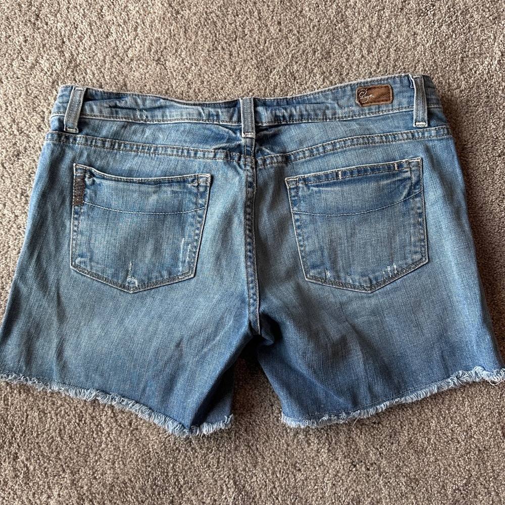 Paige Canyon Boyfriend Denim Shorts w Raw Hem Light-Med Wash, Size 28. EUC